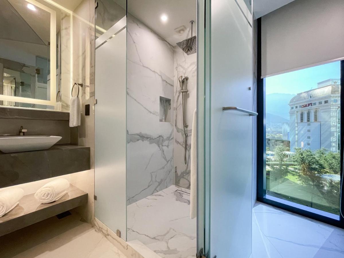 Safi Royal Luxury Metropolitan Otel San Pedro Garza Garcia Dış mekan fotoğraf A shower enclosure in a hotel bathroom