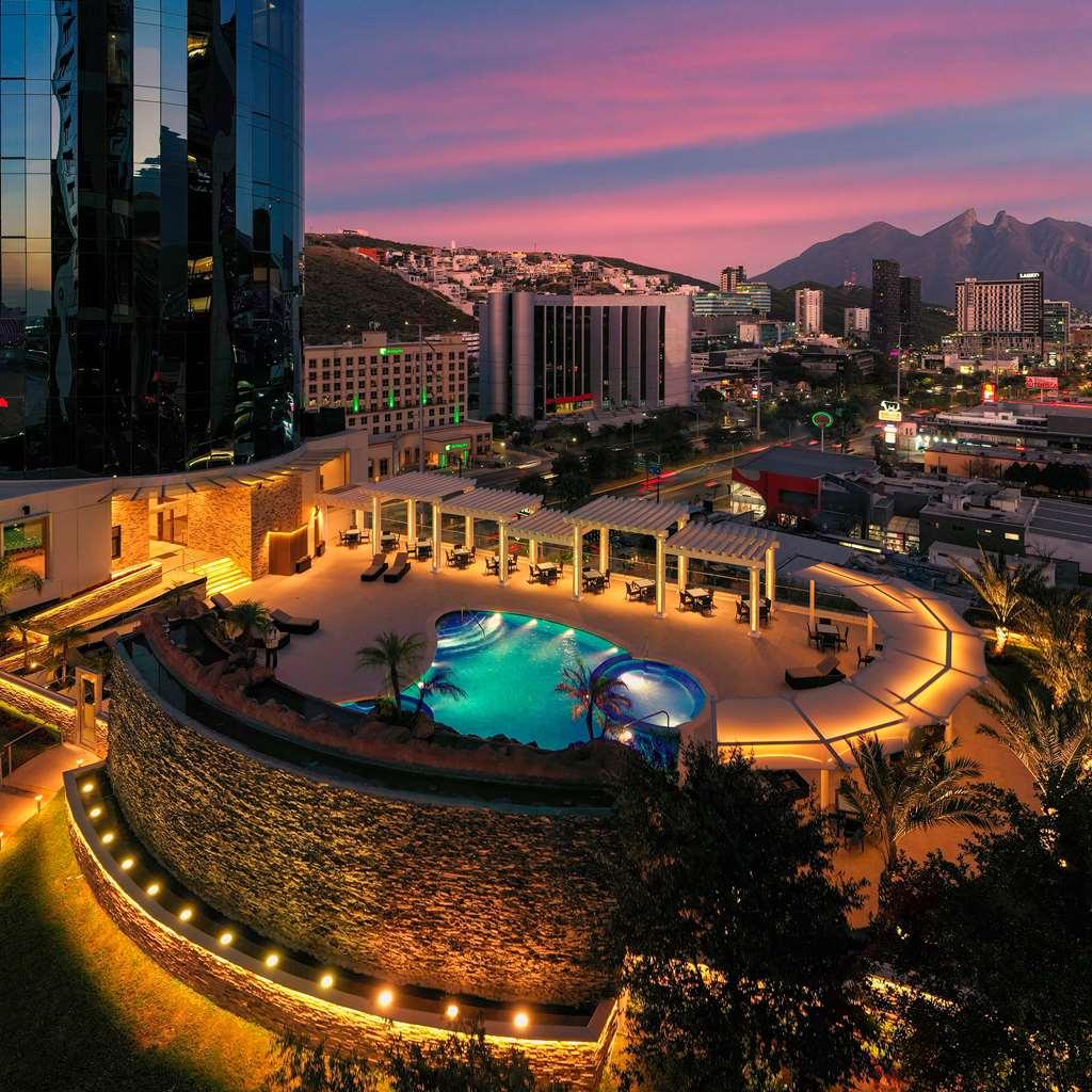 Safi Royal Luxury Metropolitan Otel San Pedro Garza Garcia Konforlar fotoğraf The pool at the JW Marriott Scottsdale Resort and Spa at Camelback Inn
