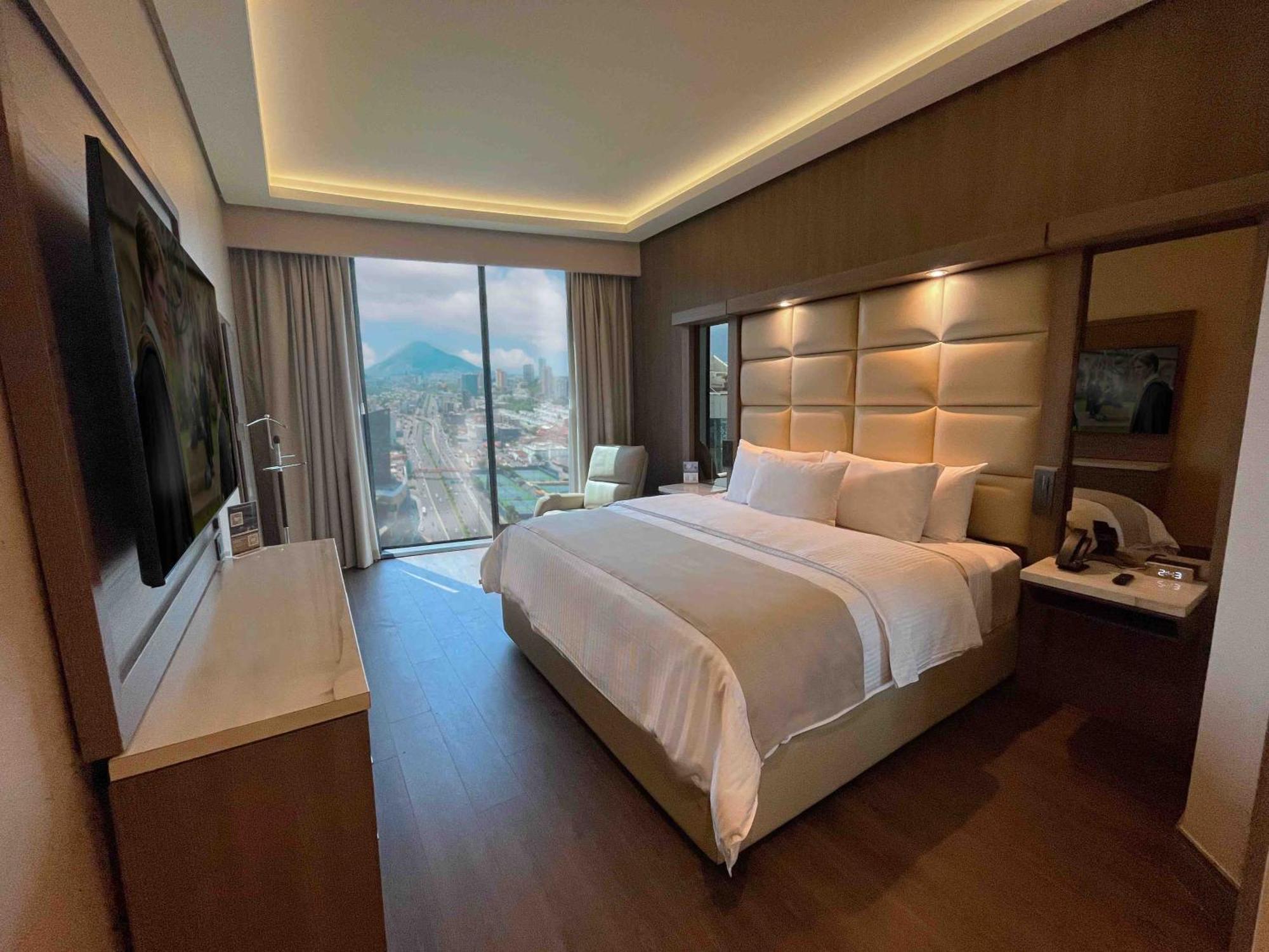 Safi Royal Luxury Metropolitan Otel San Pedro Garza Garcia Dış mekan fotoğraf A bedroom at the hotel